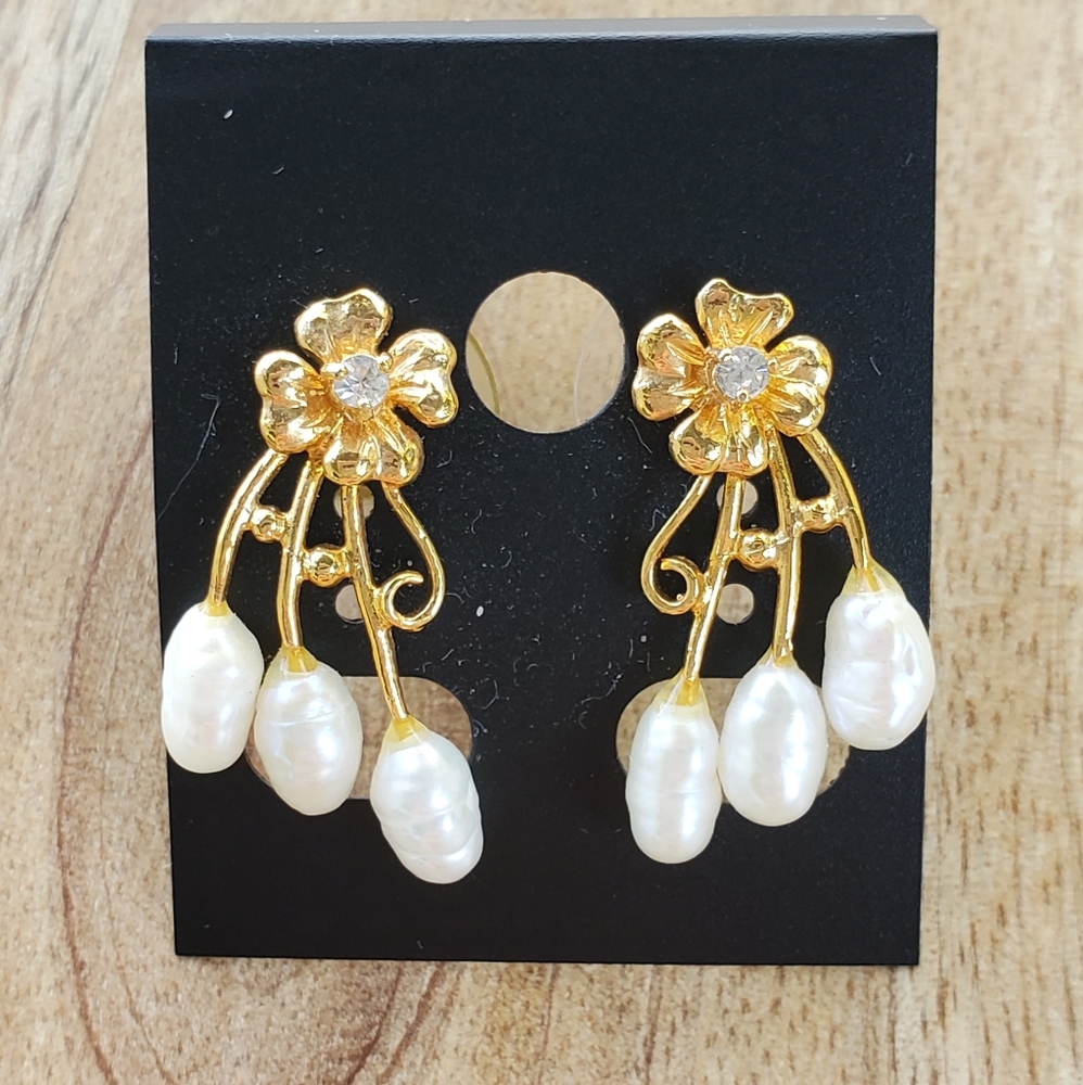 Gold flower pearl earrings